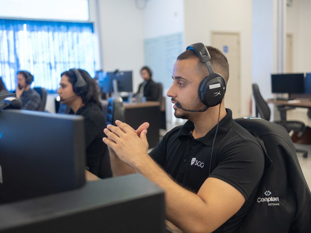 Analista de Suporte SGG respondendo dúvidas de clientes